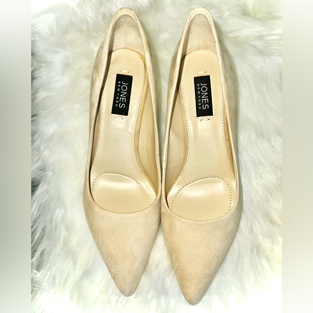 JONES NEW YORK Beige suede pumps